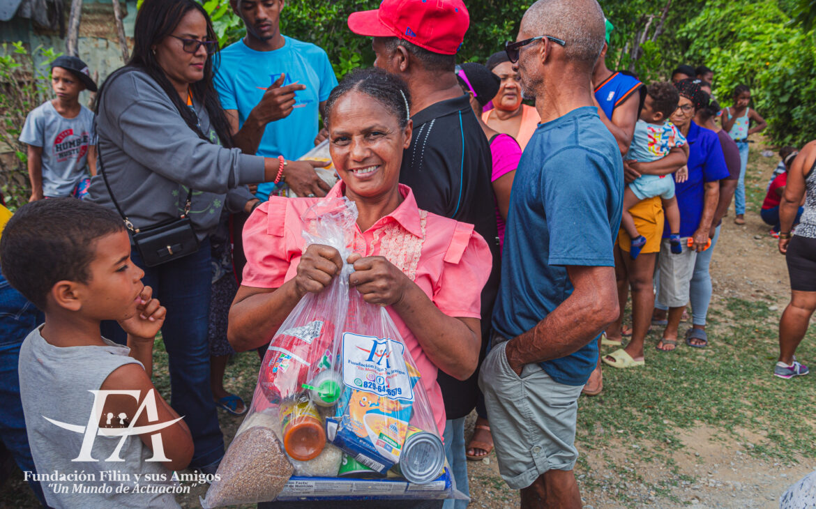 Entrega de 200 Kits de Alimentos en la Comunidad del Hoyo de Sosa