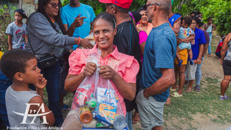 Entrega de 200 Kits de Alimentos en la Comunidad del Hoyo de Sosa